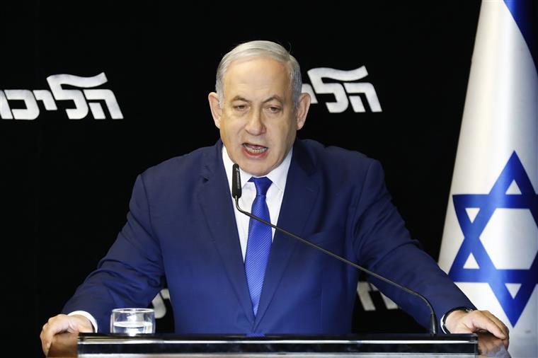 Parlamento israelita aprova lei que protege primeiro-ministro de ser declarado inapto de exercer enquanto é julgado