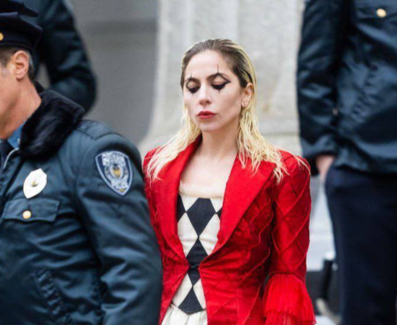 Lady Gaga vestida de Harley Quinn à porta do Supremo Tribunal