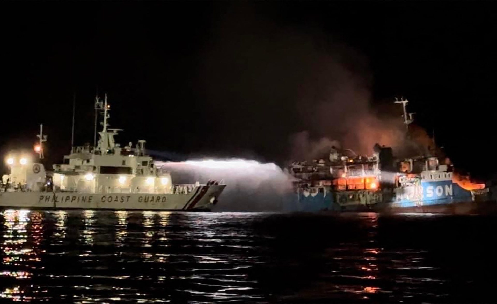 Incêndio em barco nas Filipinas faz pelo menos 31 mortos