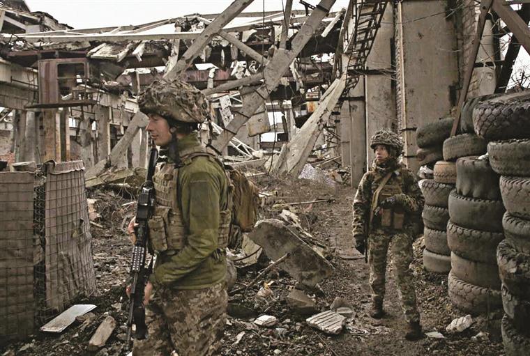 Quase 10 mil soldados russos já se renderam através de linha telefónica ucraniana