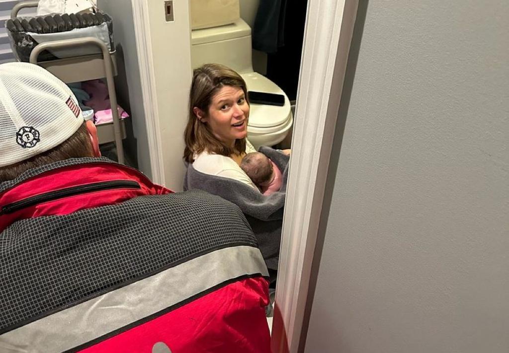 Jornalista da CNN dá à luz no chão da casa de banho