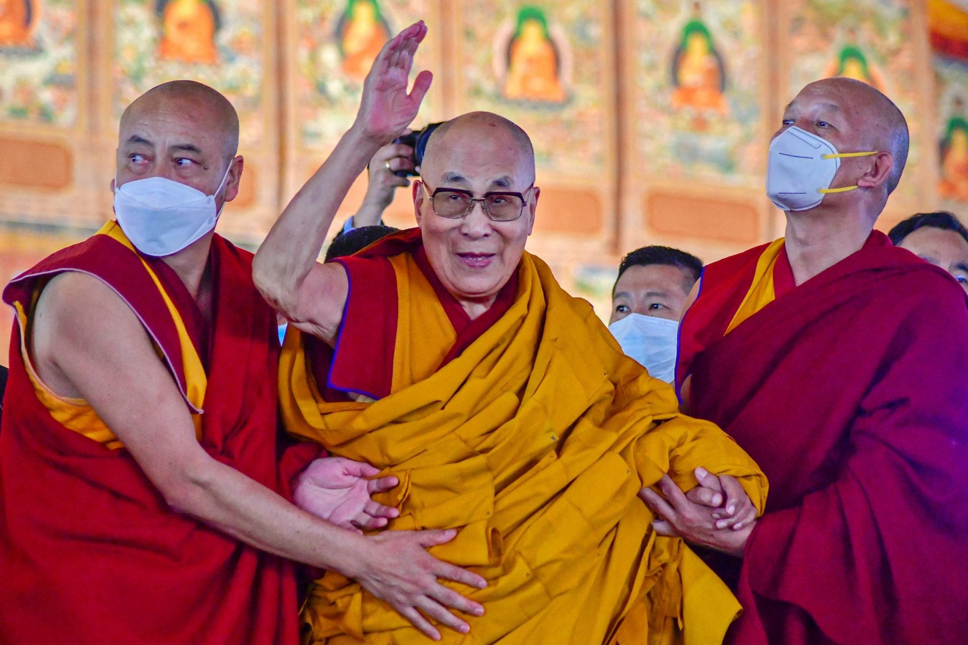 Dalai Lama pede desculpa após pedir a menino que lhe chupe a língua