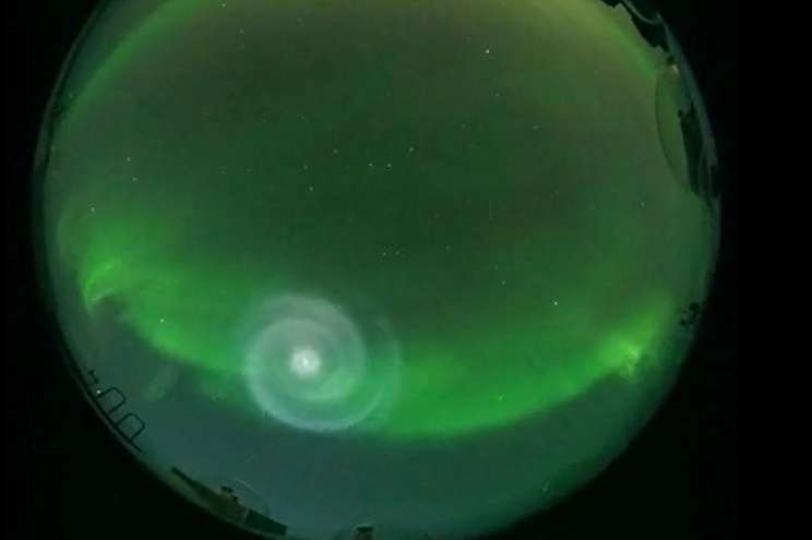 Afinal, o que era a estranha espiral azul clara que foi vista com a aurora boreal no Alasca?