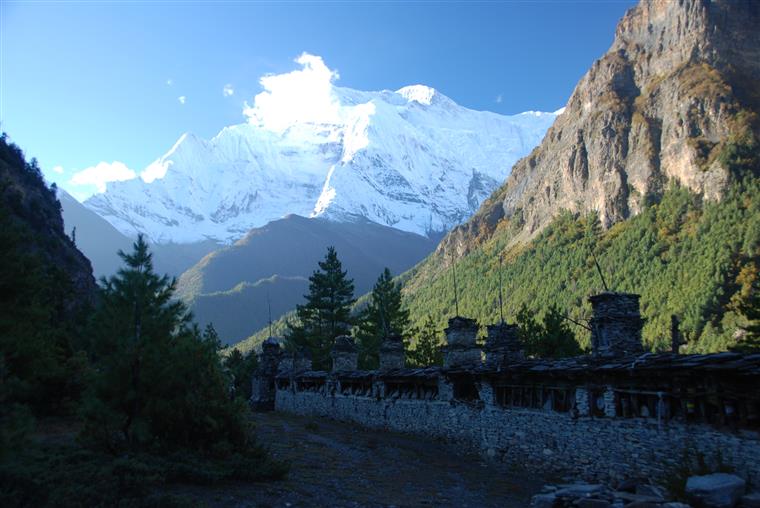 Alpinista resgatado com vida depois de ter desaparecido no Evereste durante três dias