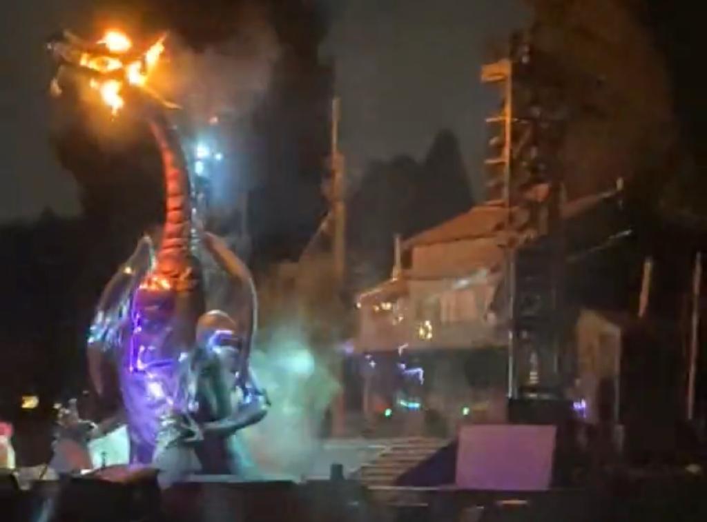 Dragão pega fogo na Disneyland da Califórnia | VÍDEO