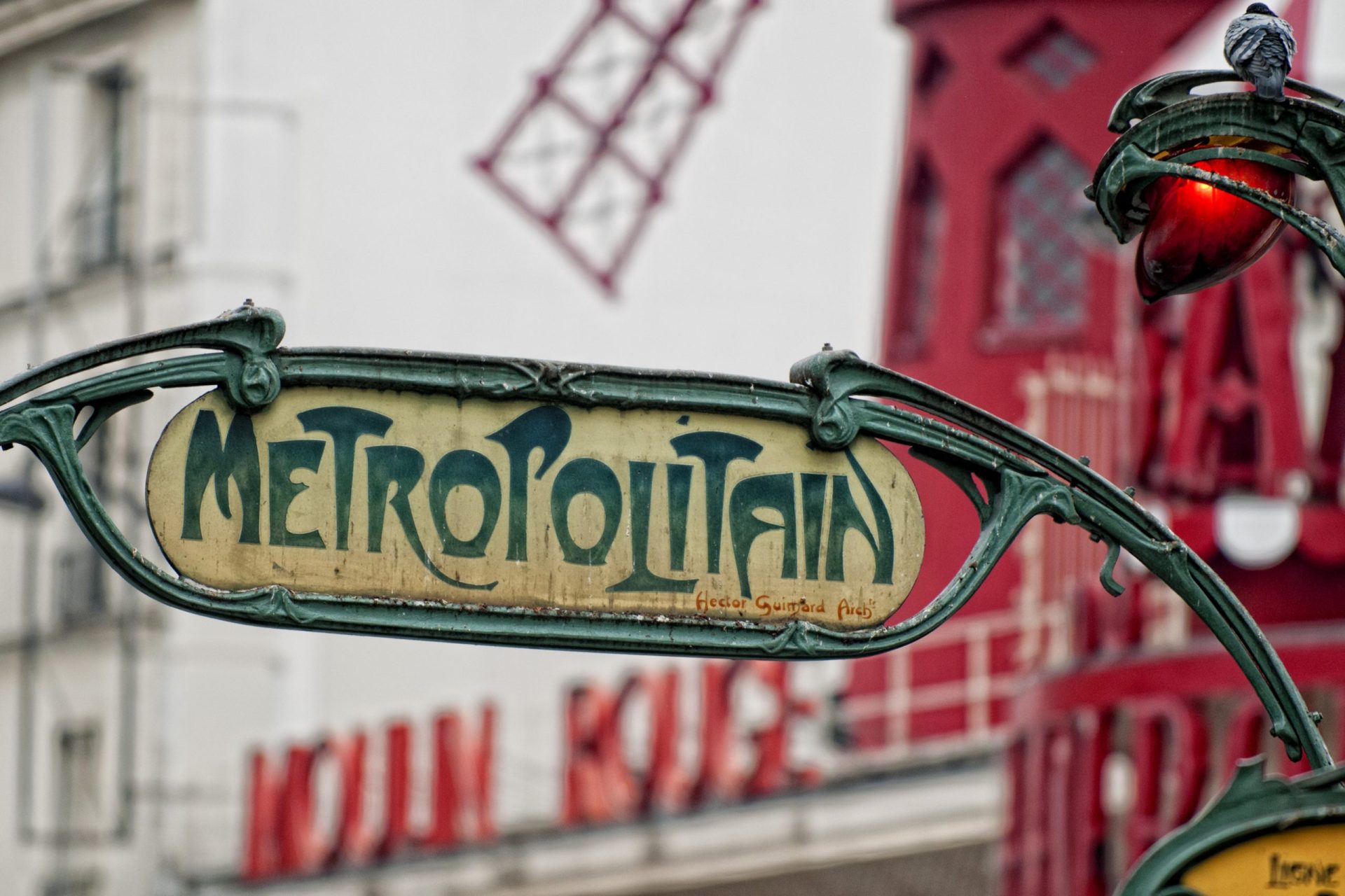 Mulher morre em Paris depois de casaco ter ficado preso nas portas do metro