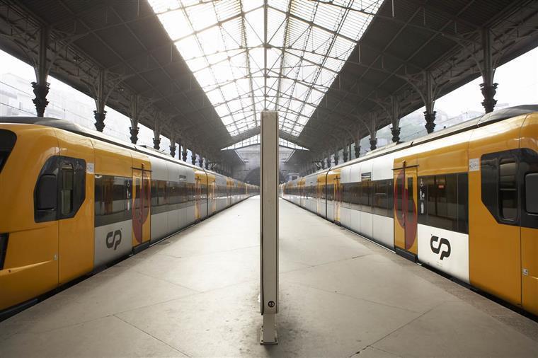 Suprimidos 63 comboios até as 8h00 devido à greve