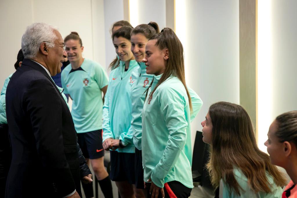 António Costa faz visita à seleção feminina de futebol