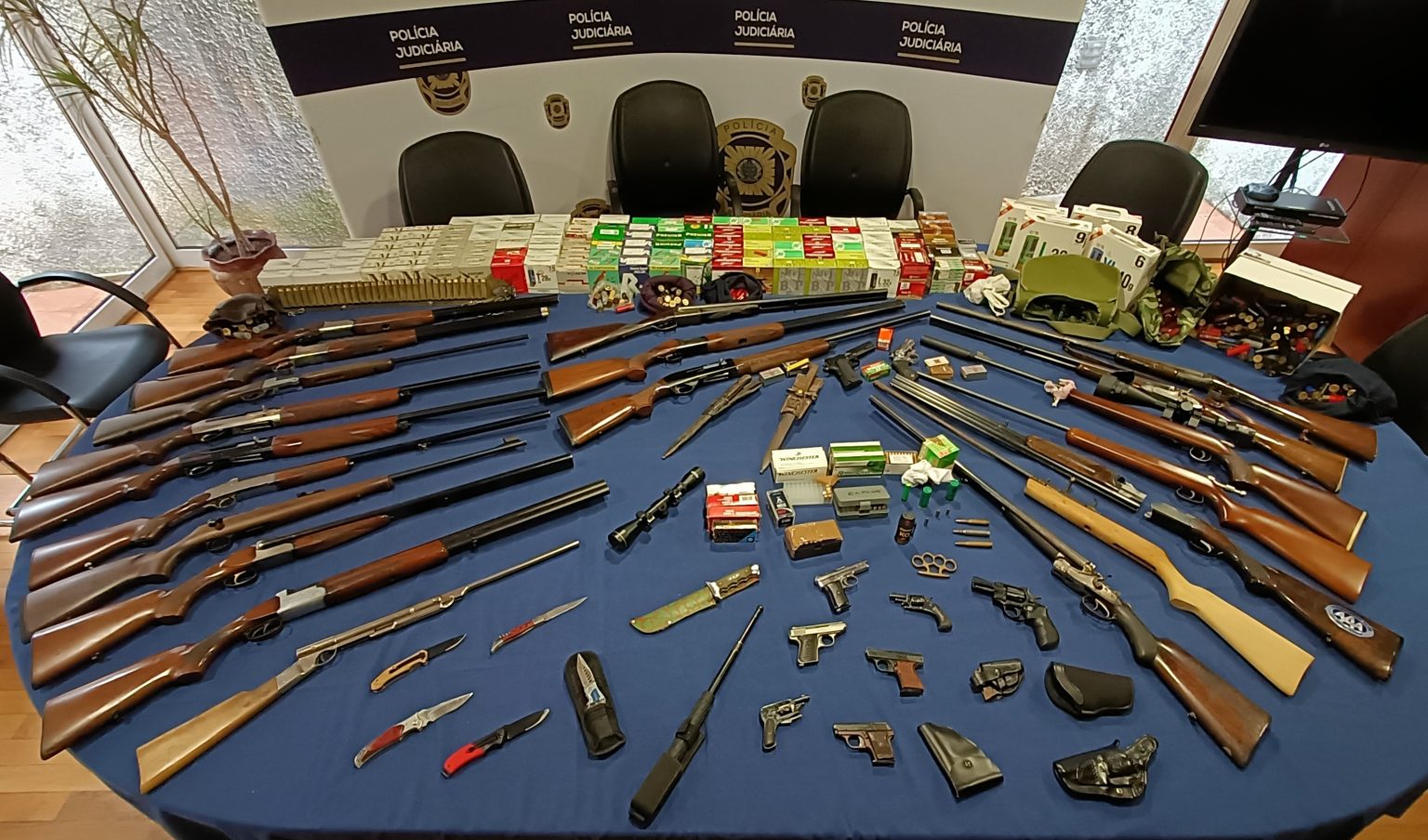 Homem detido por detenção de dezenas de armas proibidas na Póvoa do Lanhoso