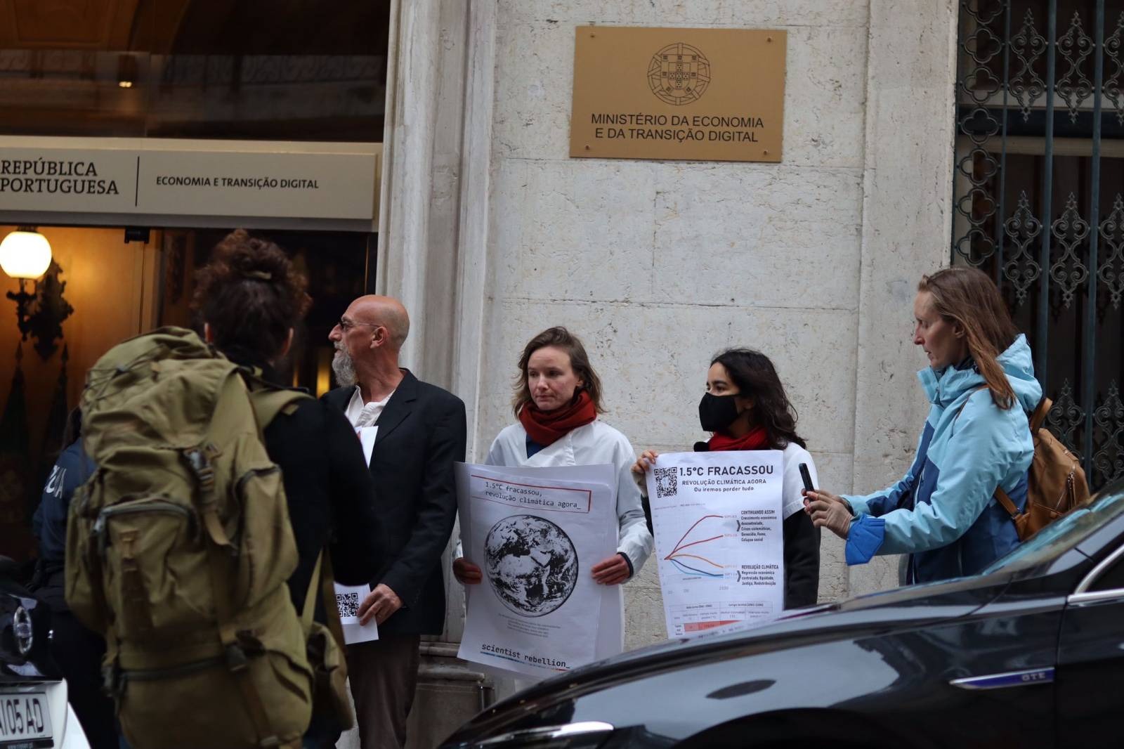 Cientistas trancam porta principal do Ministério do Ambiente em forma de protesto
