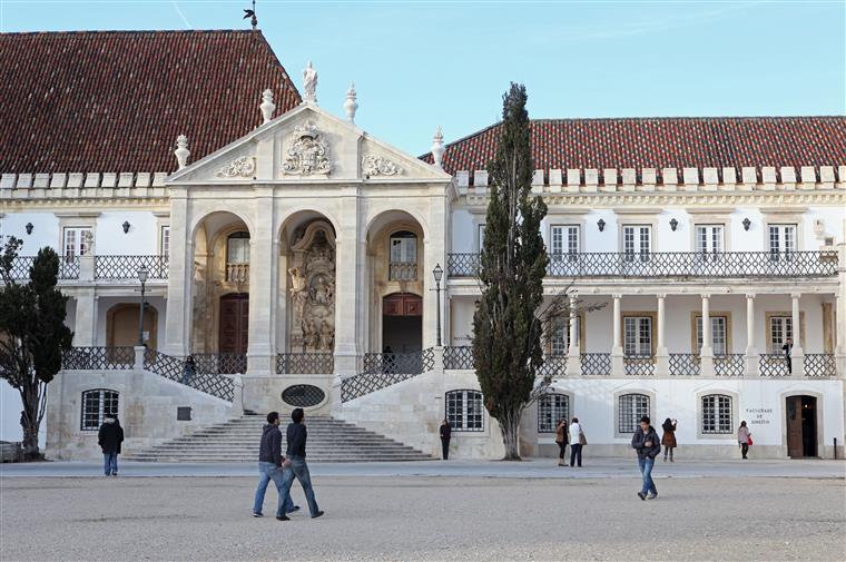 Reitor da Universidade de Coimbra recusa divulgar &#8220;factos&#8221; para demissão de professor