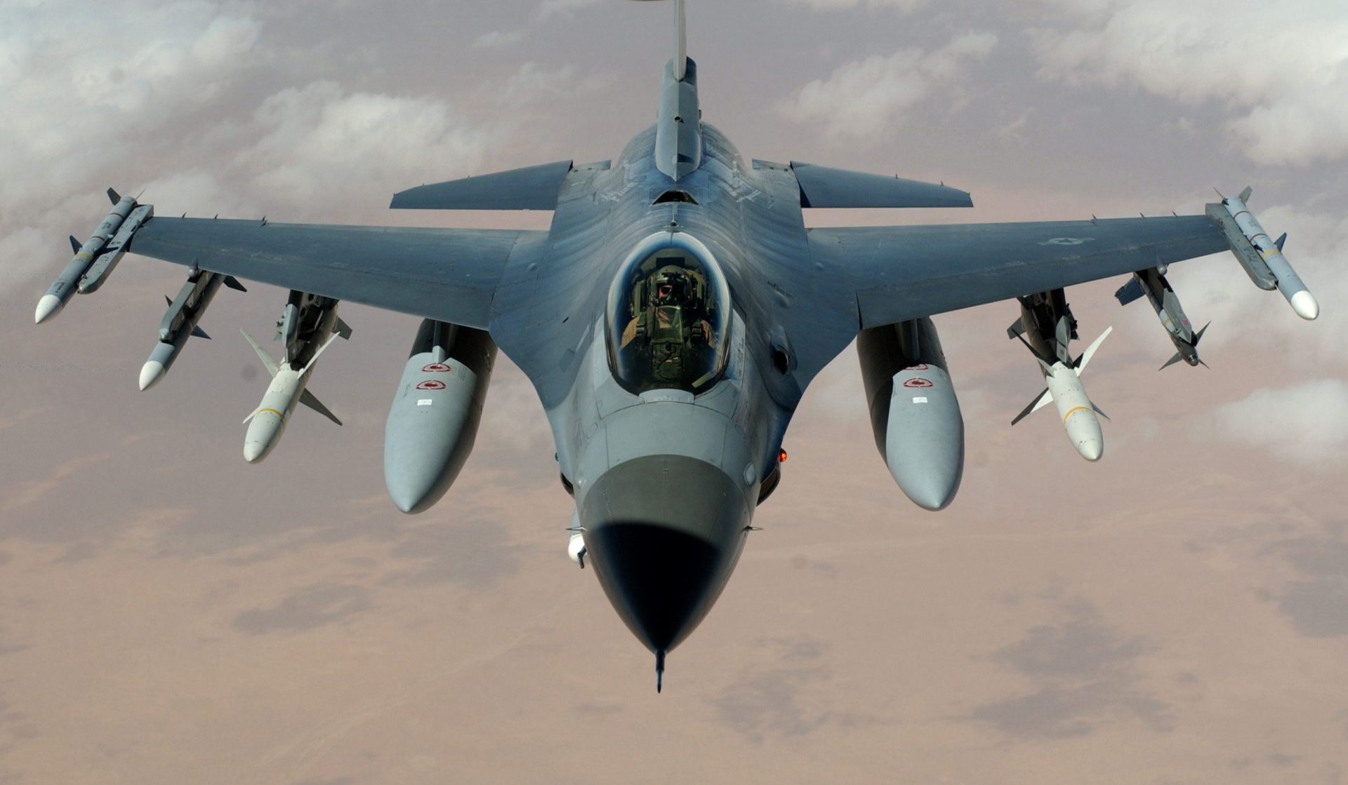 Londres defende aliança para fornecer F-16 a Kiev