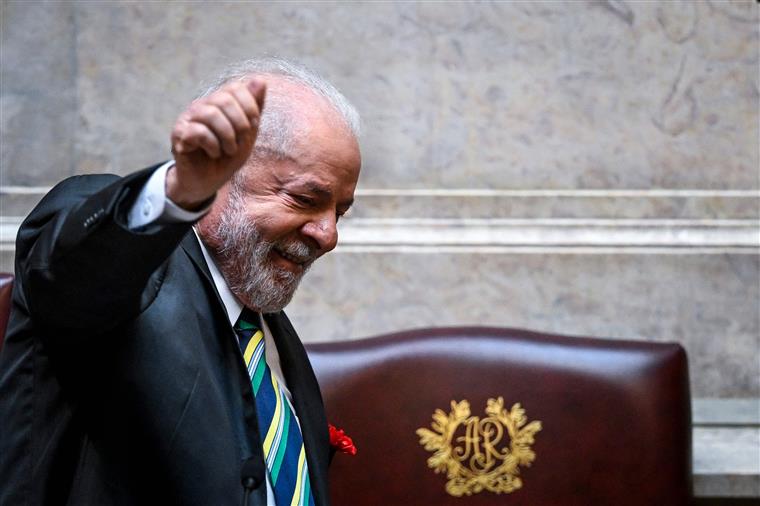 Flávio Bolsonaro multado de novo por espalhar mentiras sobre Lula