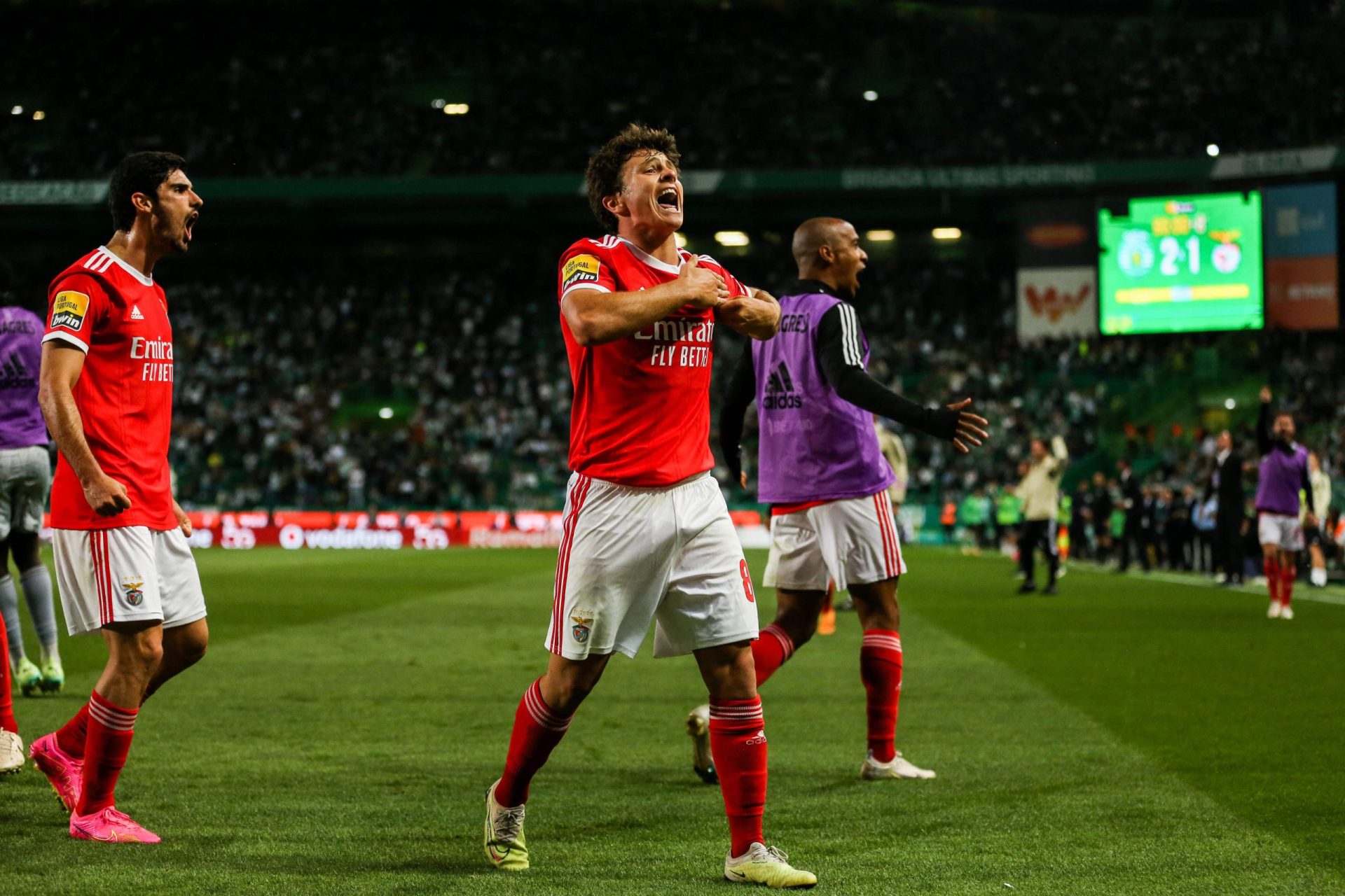 Benfica empata com Sporting e adia festa do título