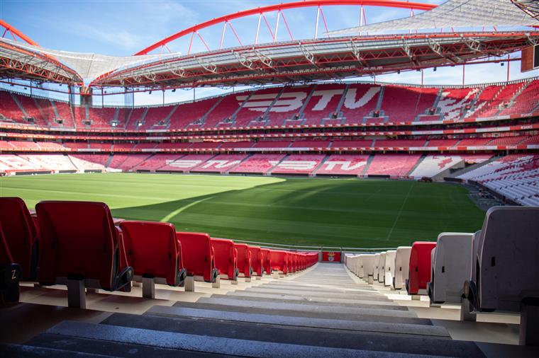 Sócios do Benfica fazem fila enorme na Luz para comprar bilhetes