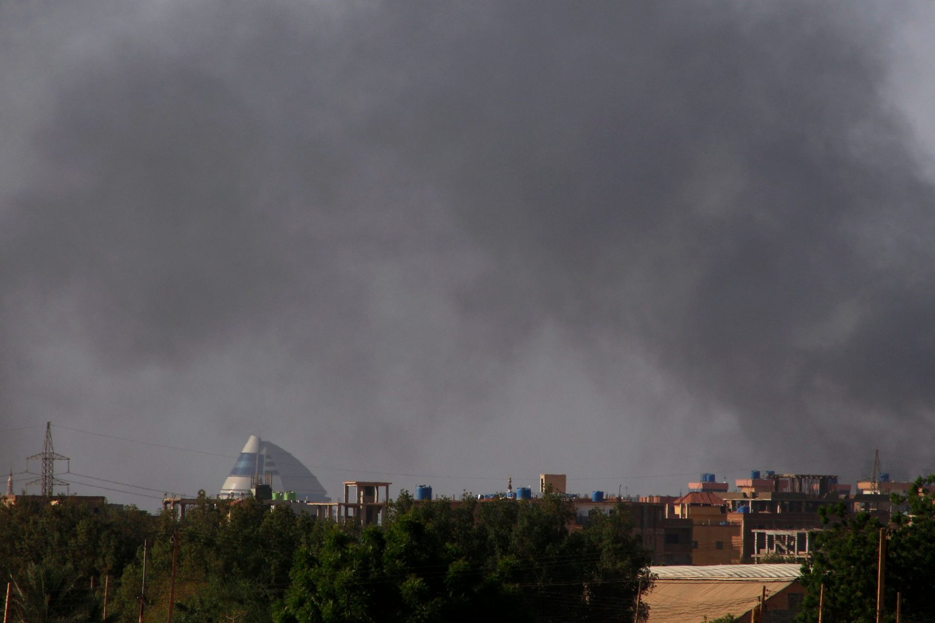 Capital do Sudão continua a ser palco de guerra apesar do cessar-fogo