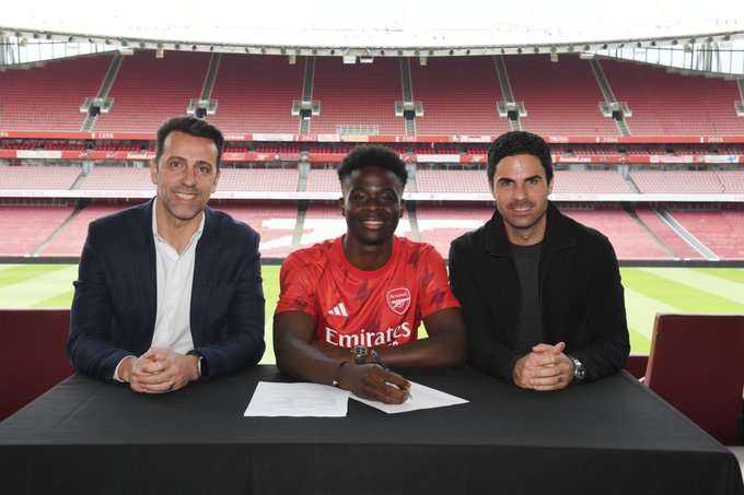 Bukayo Saka renova com o Arsenal e passa a ser o mais bem pago do plantel