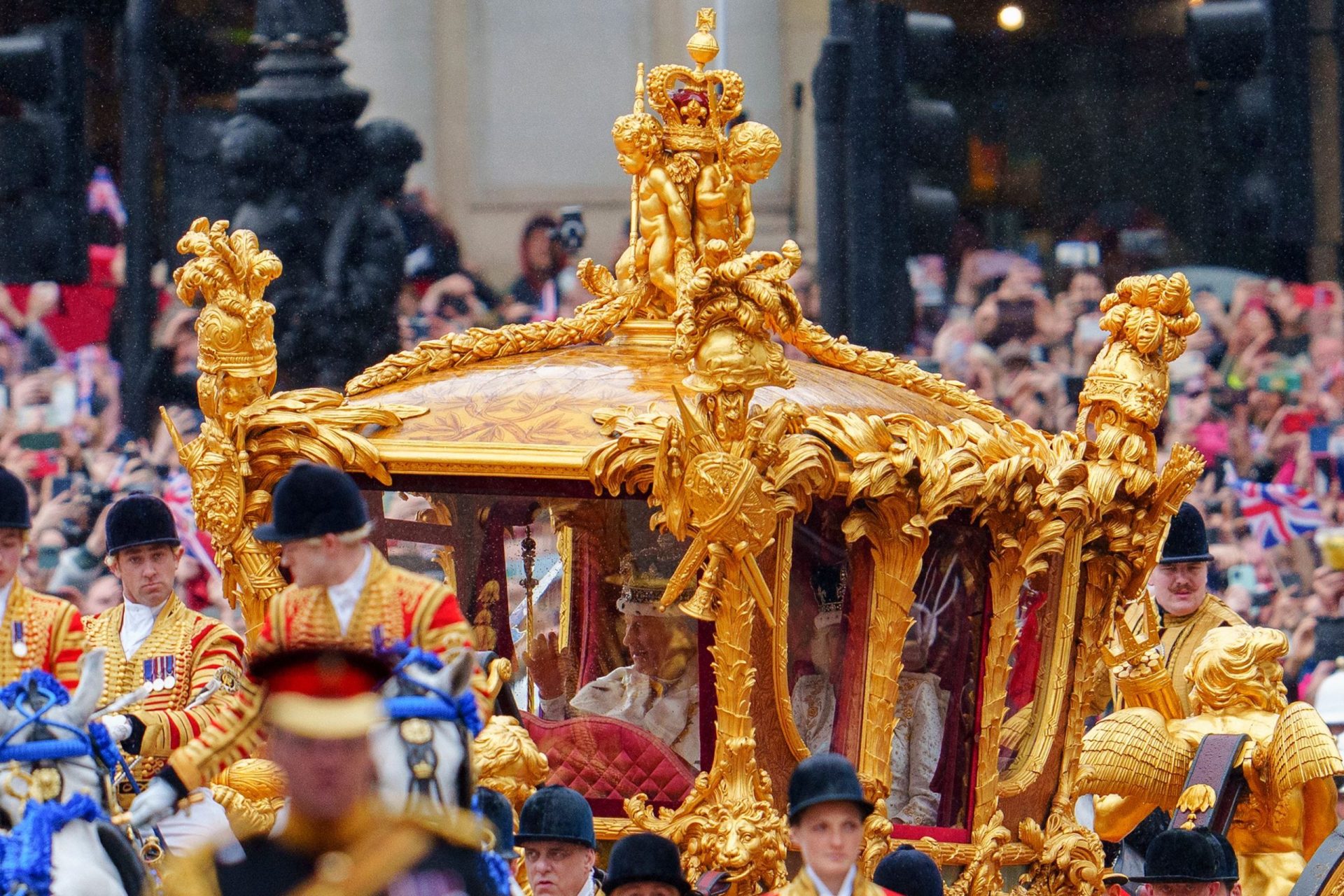 Da coroação na Abadia ao aceno real no Palácio: A tradição continua a ser o que era