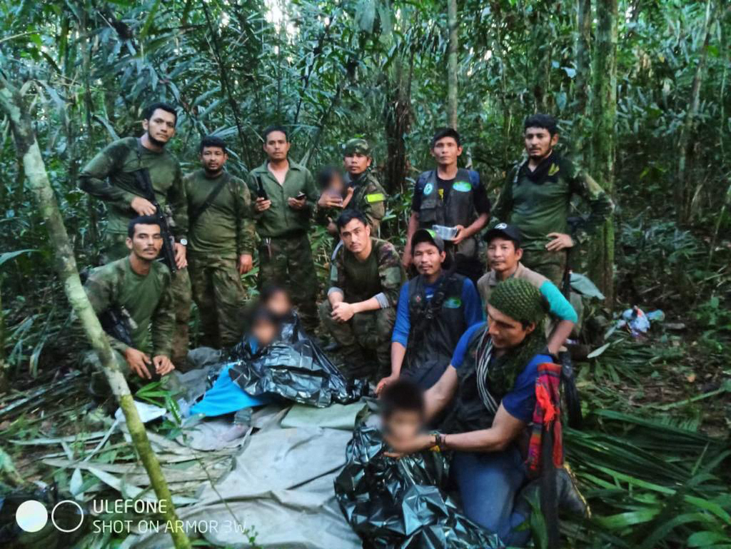 Bebé de 11 meses e três crianças encontrados na selva na Colômbia 40 dias após queda de avião