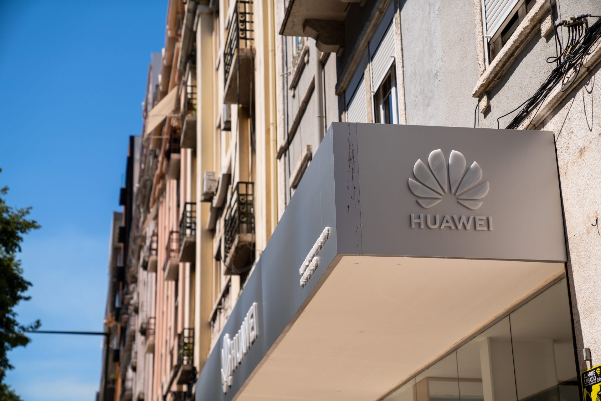 5G: Bruxelas elogia Portugal e pondera proibir Huawei