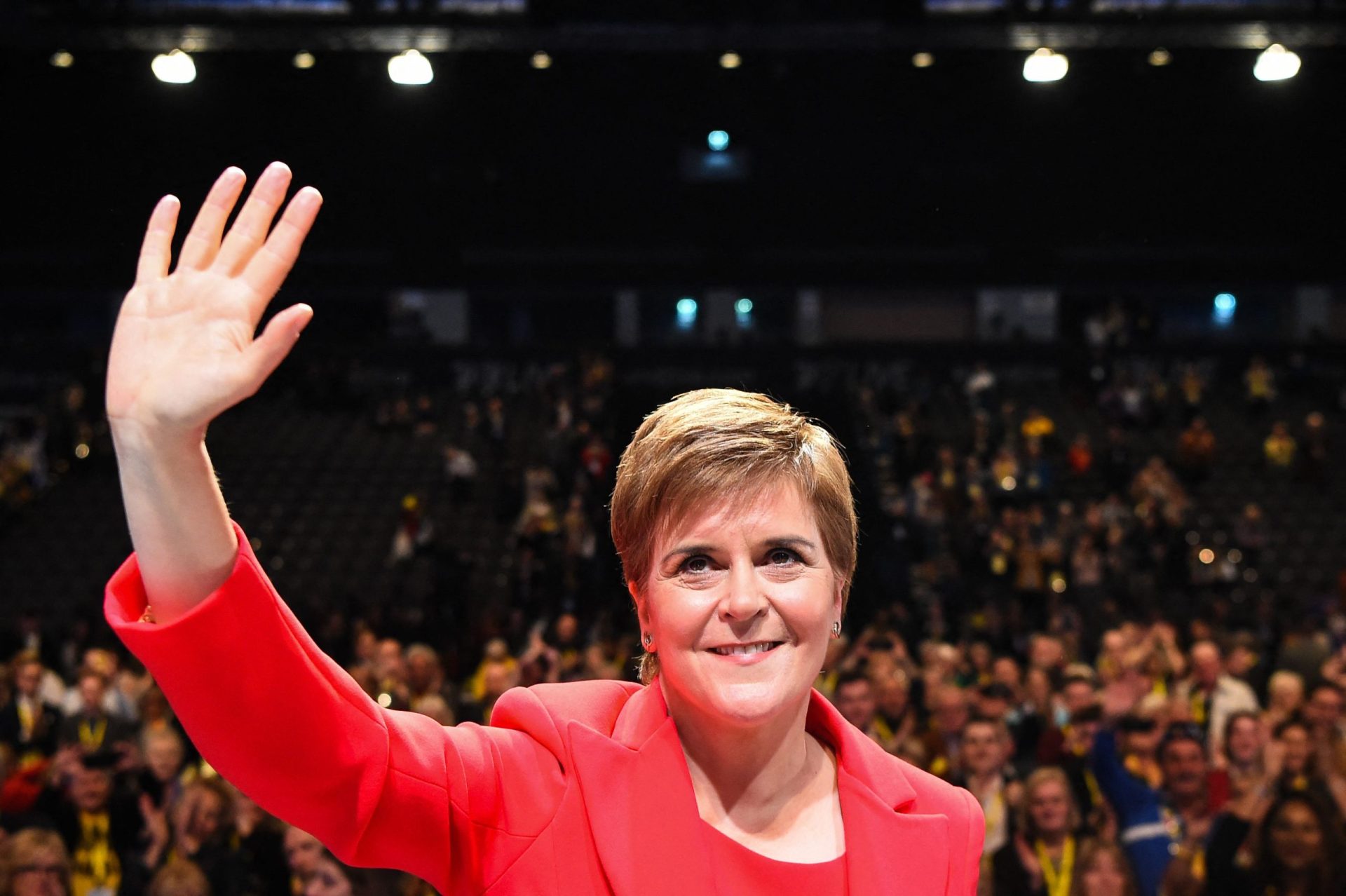 Ex-primeira-ministra da Escócia detida