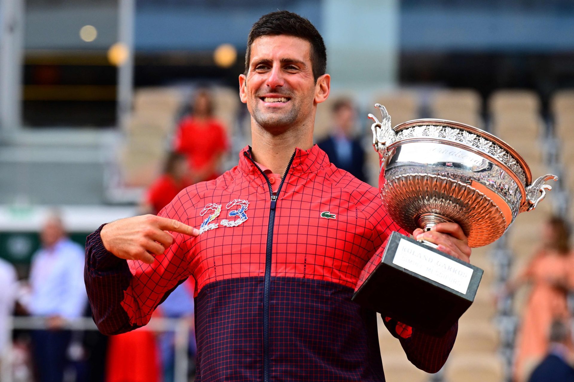 Djokovic vence Roland Garros e faz história