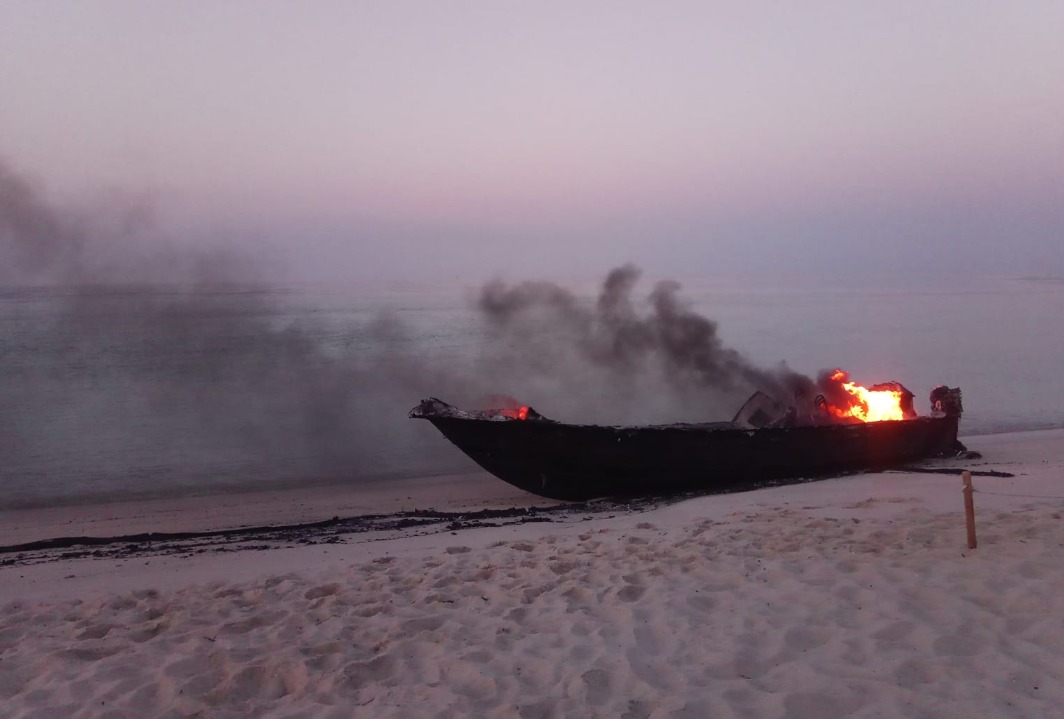 Encontrada lancha a arder na praia da Figueirinha