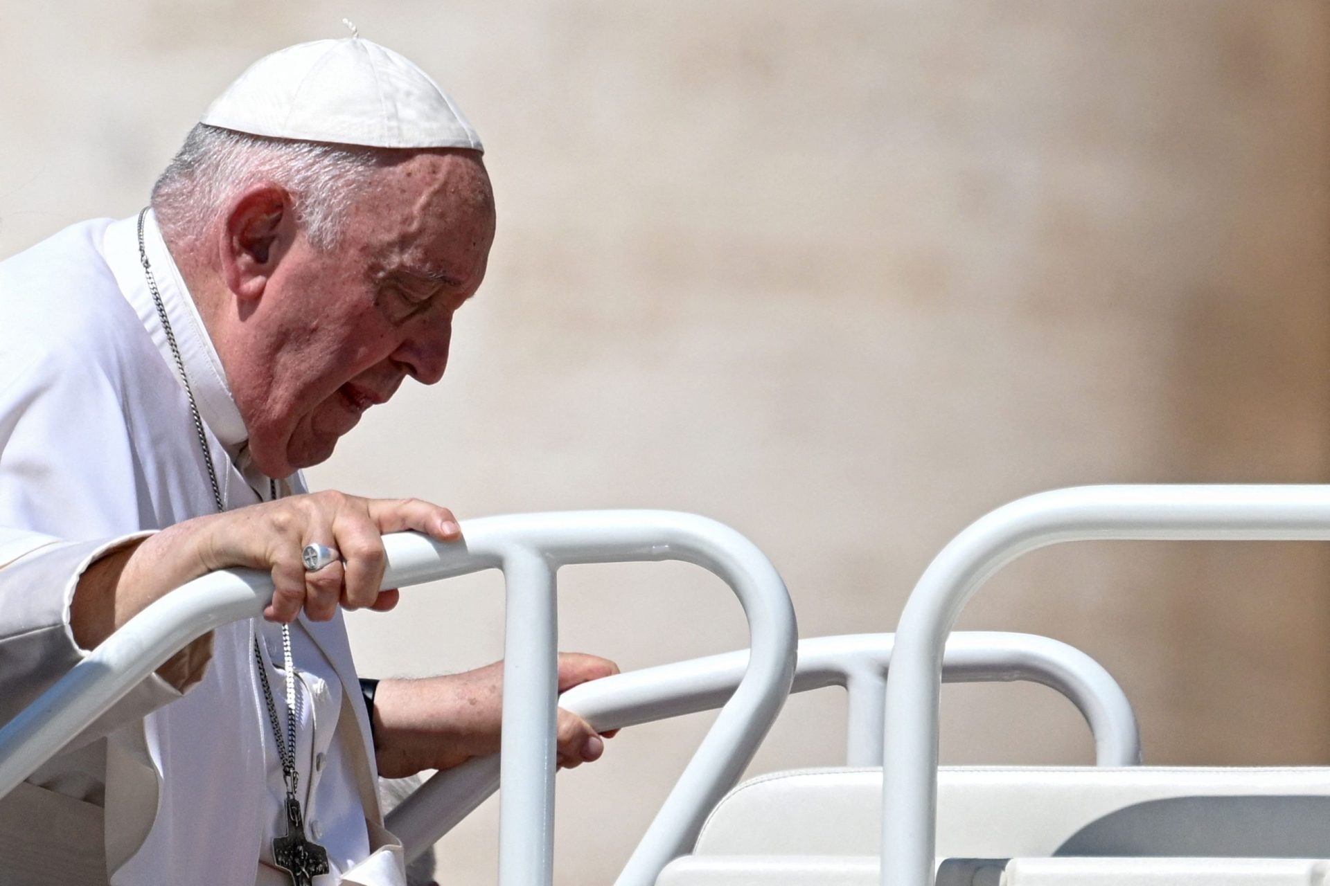 Papa Francisco de regresso ao hospital para ser operado