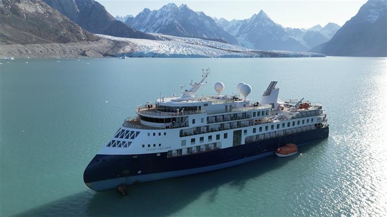 Cruzeiro de luxo com 206 pessoas a bordo encalhado na Gronelândia