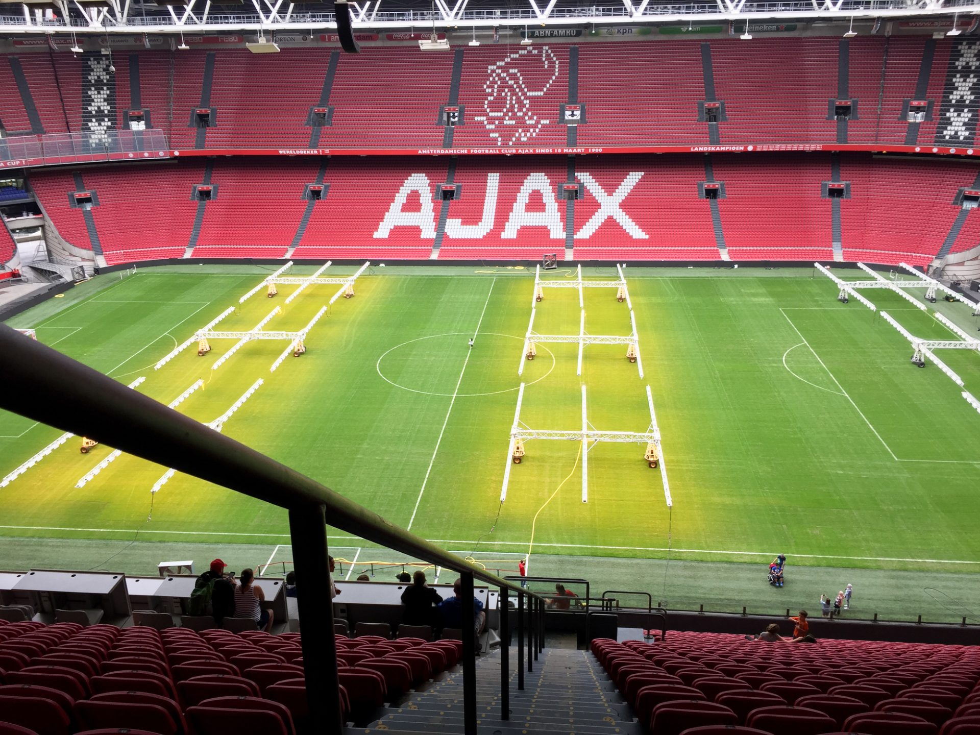 Jogo entre Ajax e Feyenoord vai ser reatado esta semana à porta fechada