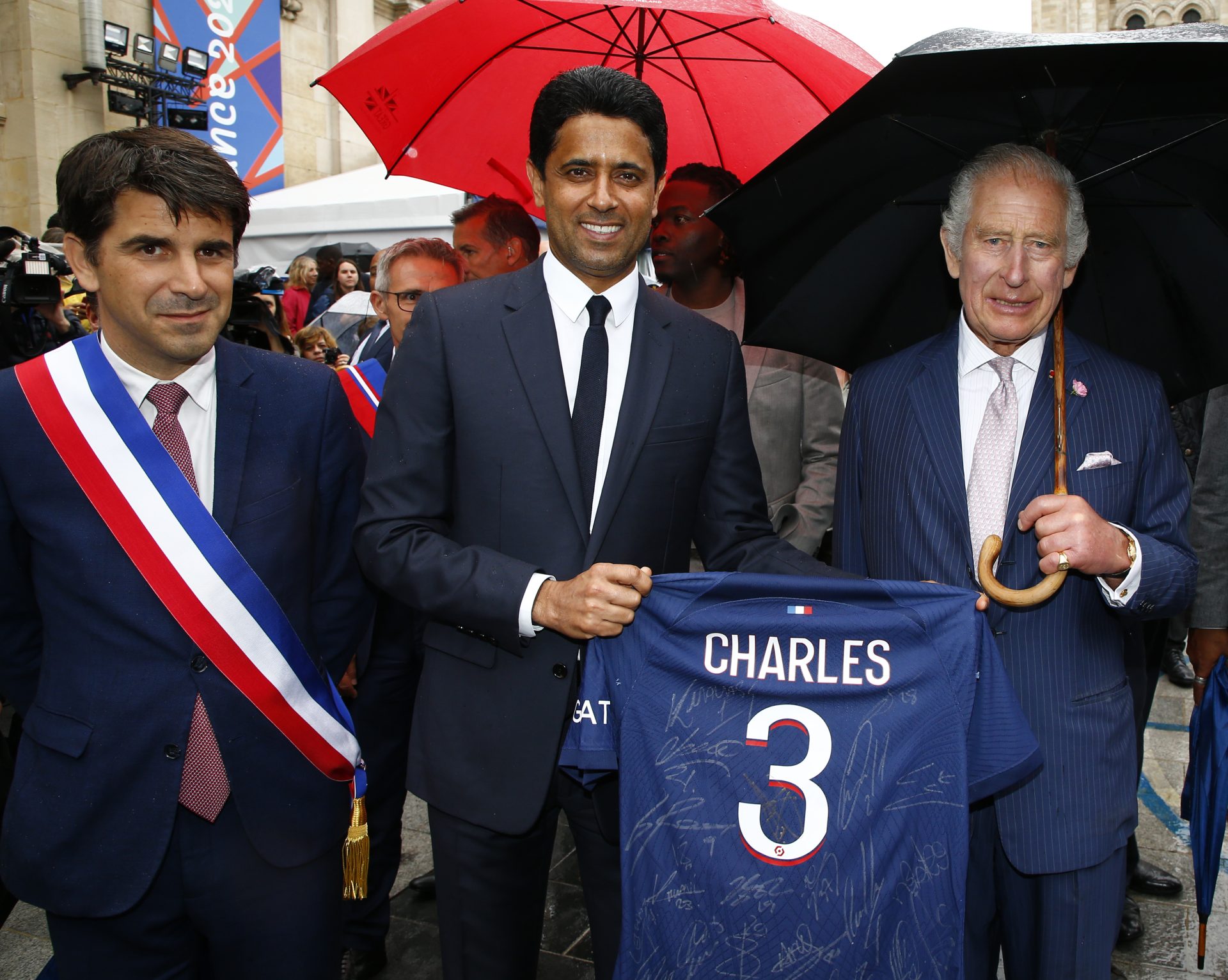 Carlos III recebe camisola do PSG das mãos do presidente do clube