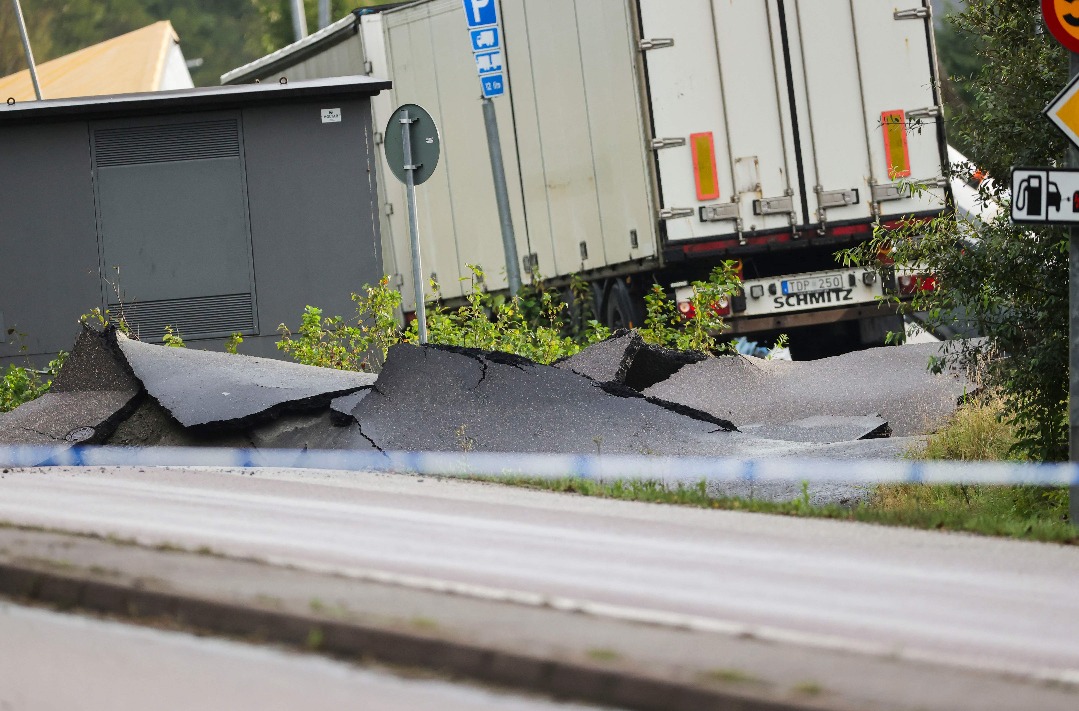 Deslizamento de terras na Suécia abre buraco com 500 metros de largura numa autoestrada