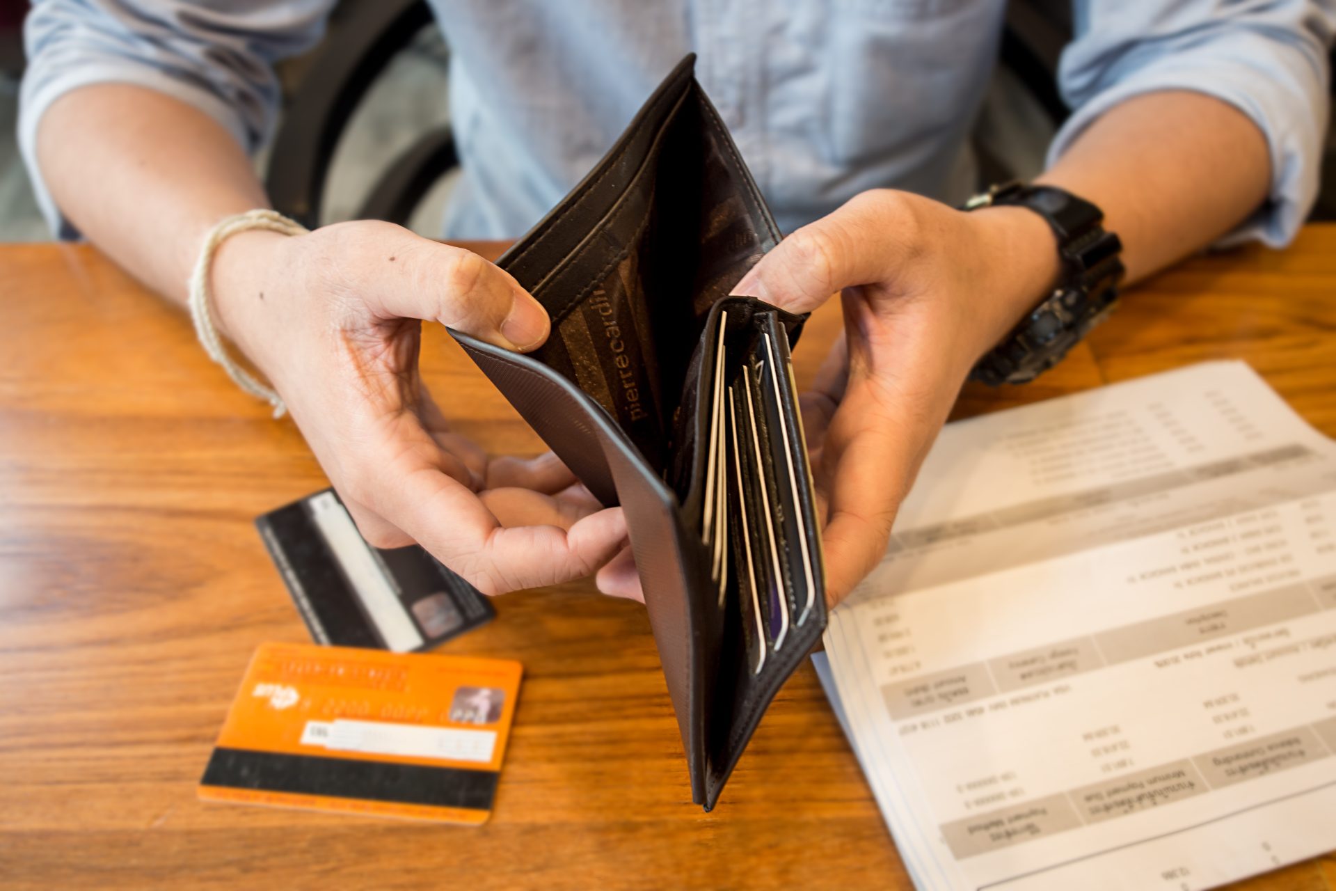 Cartões de crédito. Uma solução de pagamento mas conte com custos acrescidos