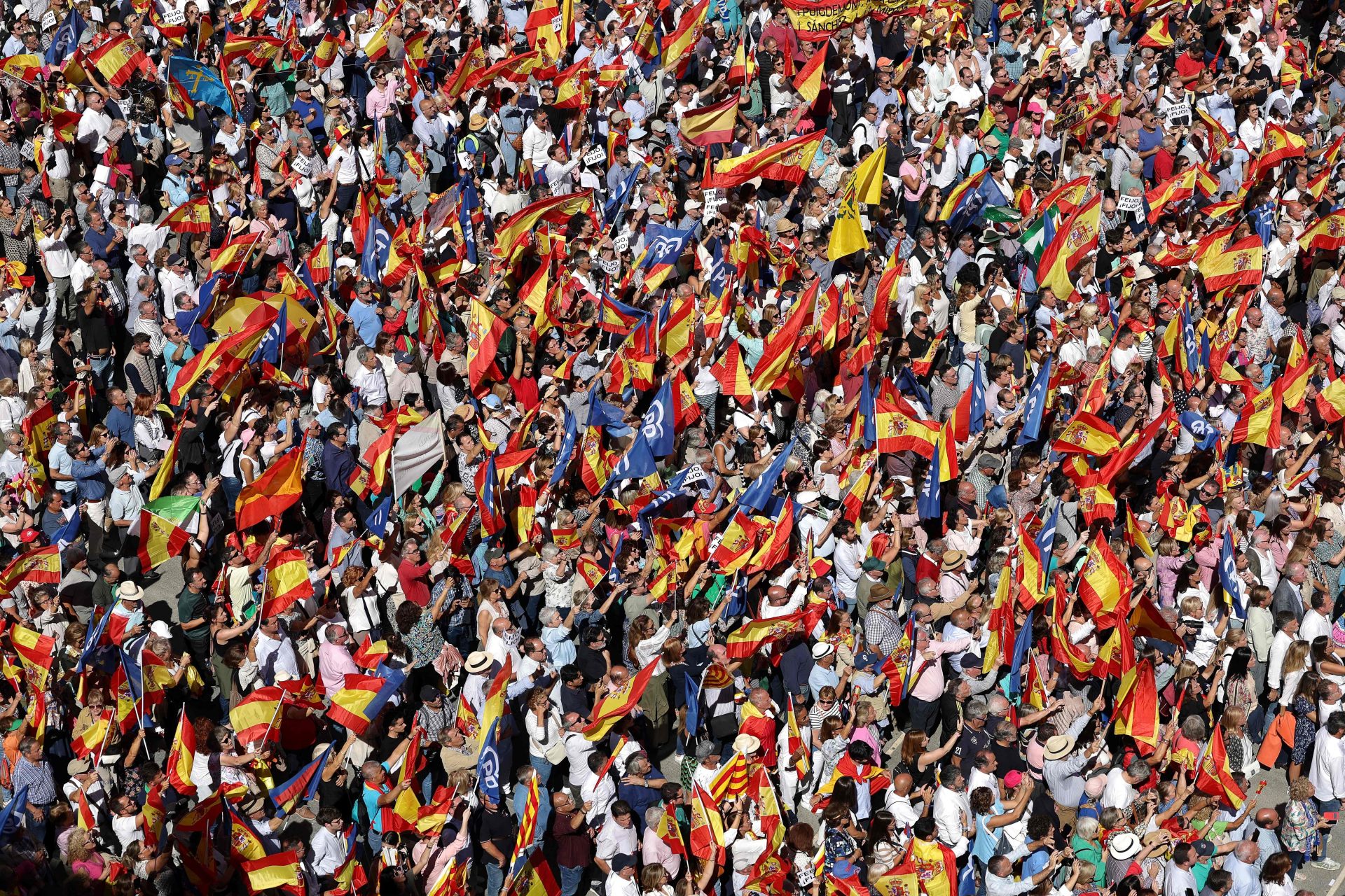Dezenas de milhares manifestam-se em Madrid em apoio ao PP