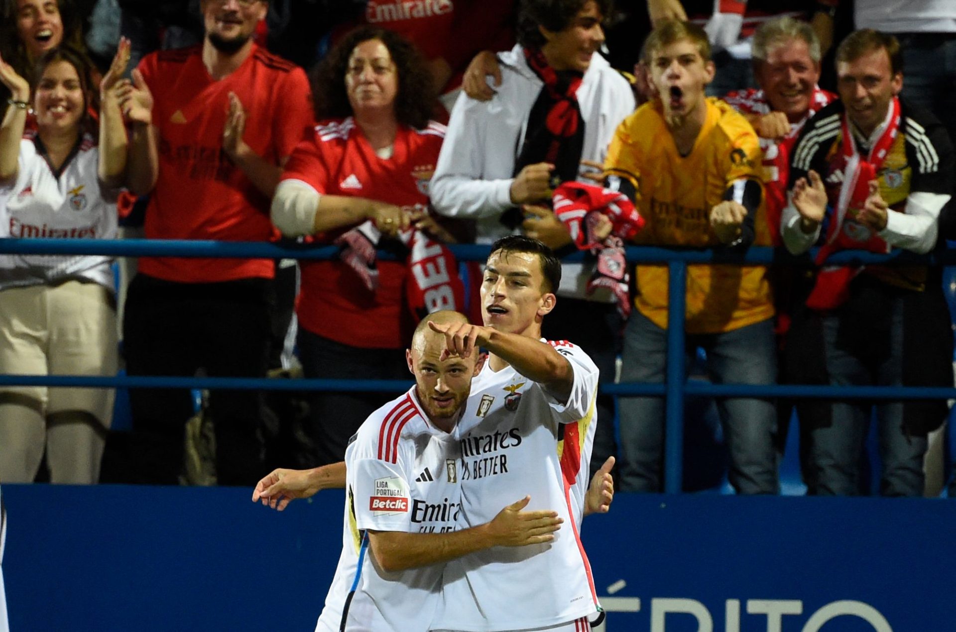 Benfica vence Vizela por 2-1