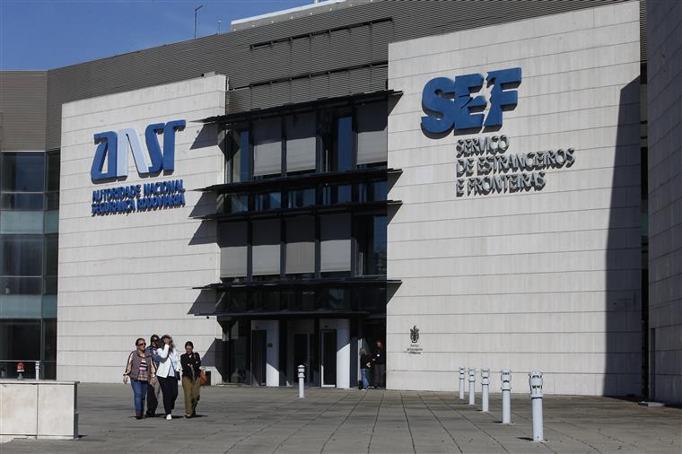 Dois estrangeiros detidos pelo SEF nos aeroportos de Lisboa e Porto