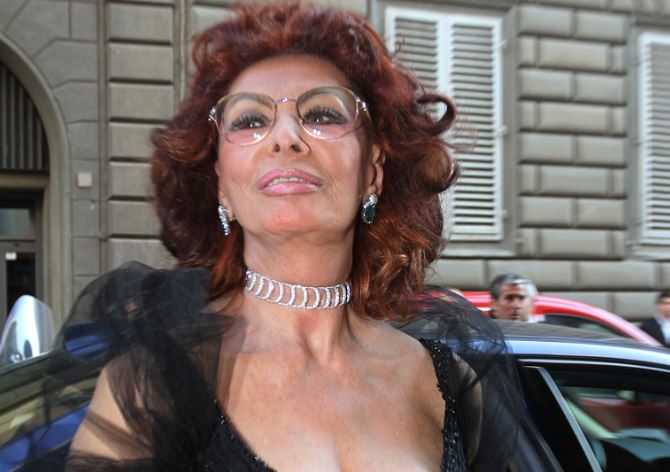 Sofia Loren operada após queda em casa