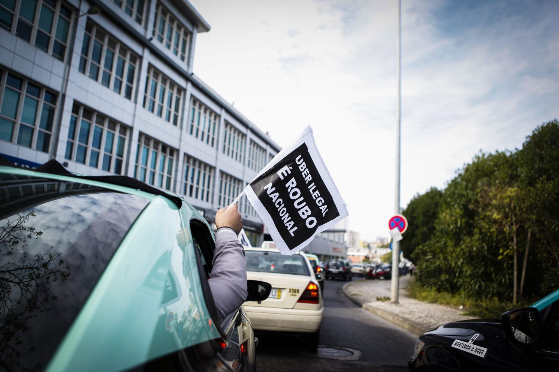 Taxistas só abandonam parlamento com compromisso escrito