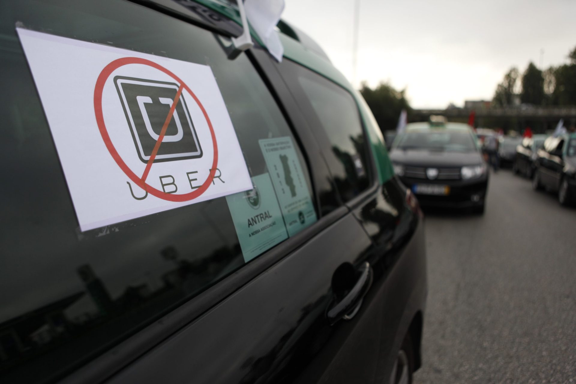 ANTRAL e Federação do táxi chamados para “reunião de urgência” no Ministério do Ambiente