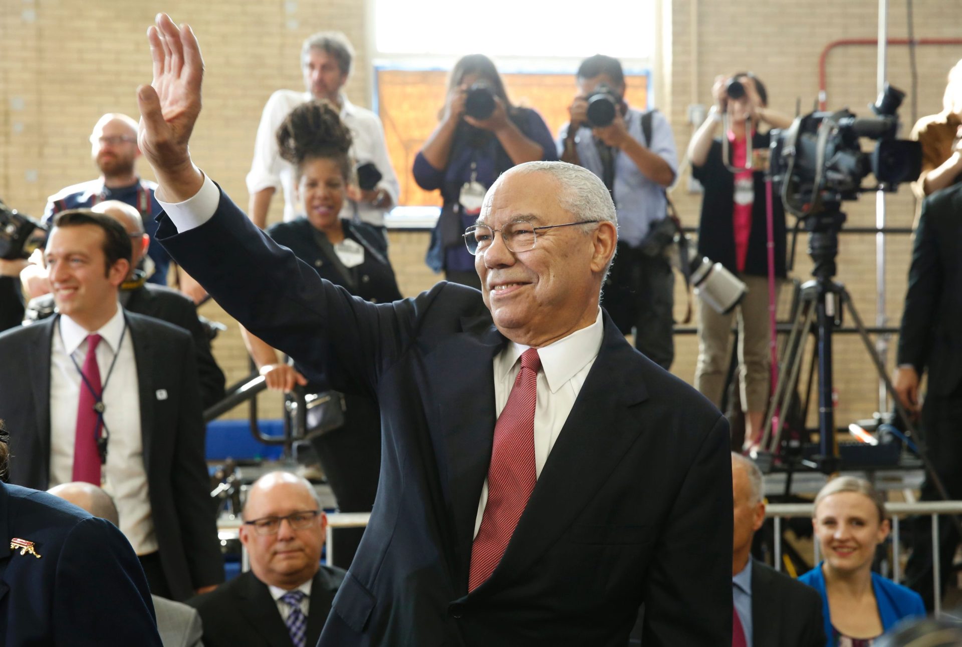 EUA. Colin Powell vai votar em Hillary