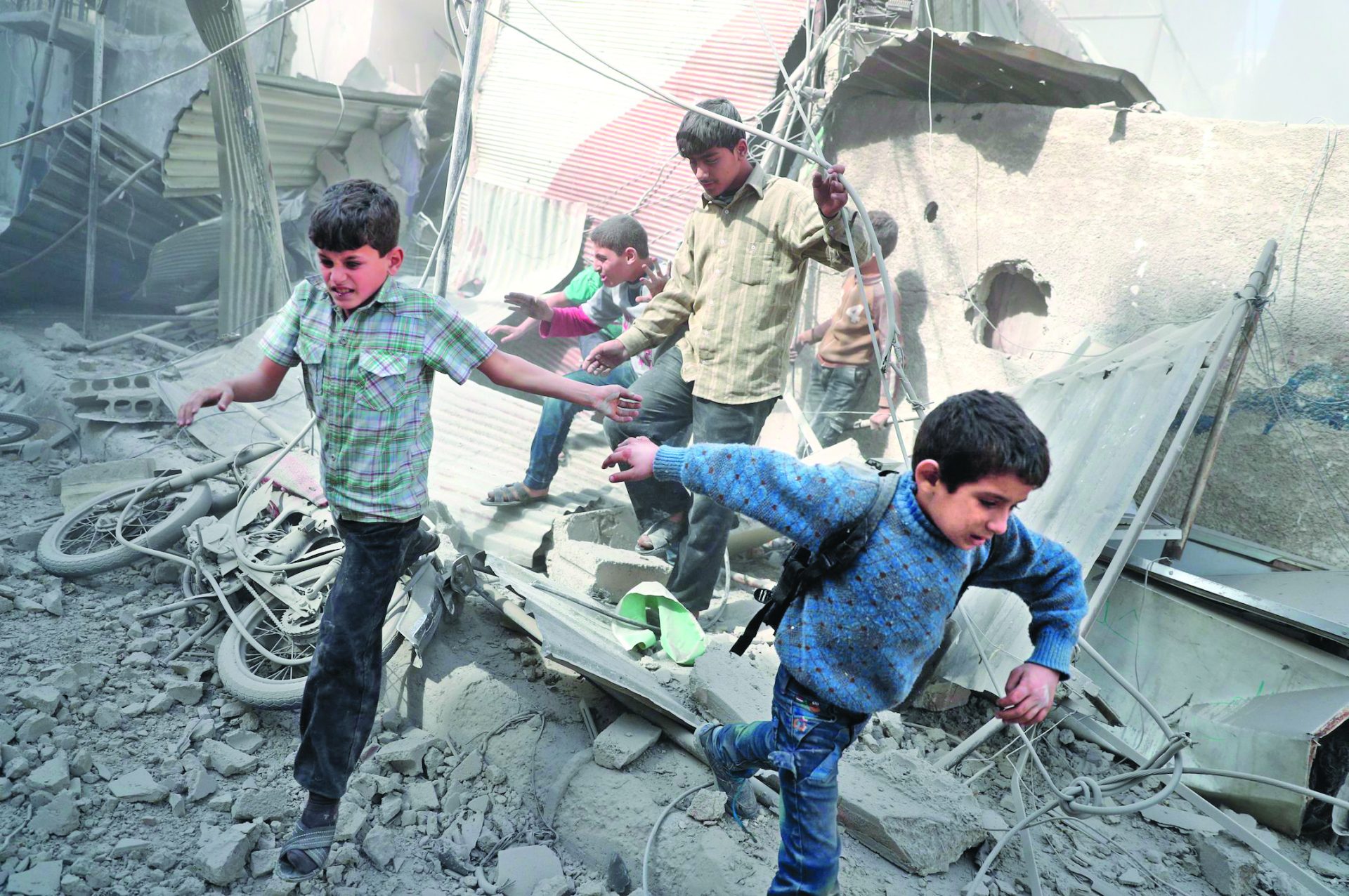 Síria. Bombardeamentos atingem escola e matam 14 crianças