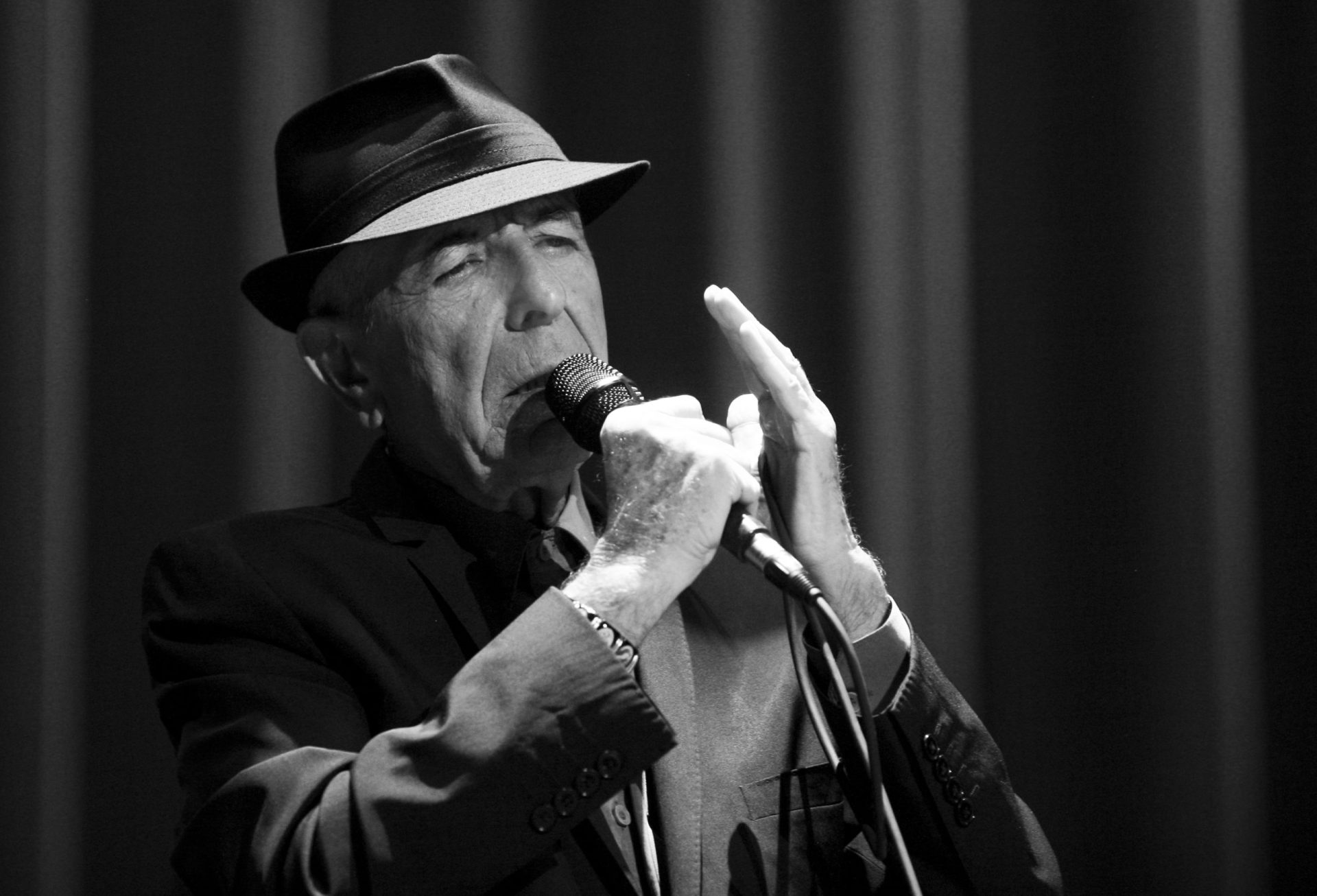 Leonard Cohen: o adeus que vestiu de luto o amor