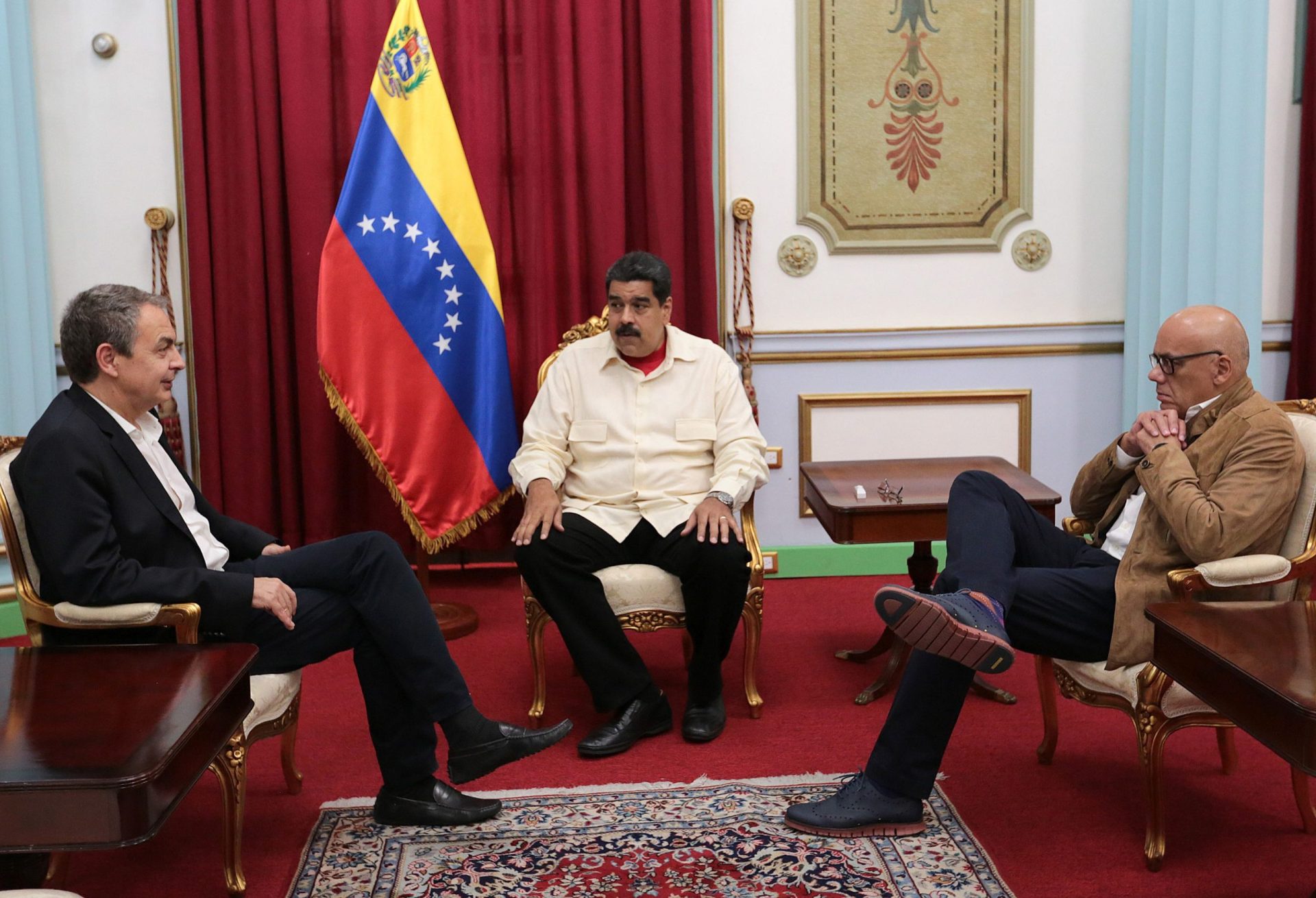 Venezuela. Maduro recebe oposição e liberta presos políticos