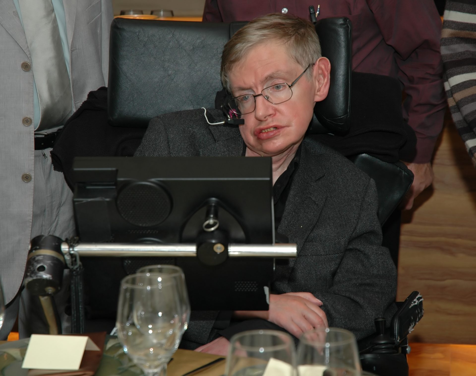 Stephen Hawking e o futuro dos humanos na Terra. Quanto tempo nos resta?