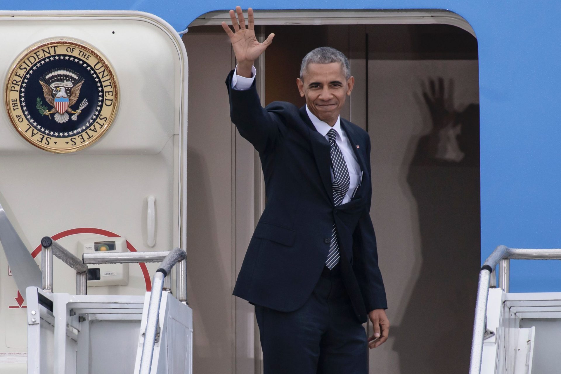 Obama faz escala técnica nas Lajes