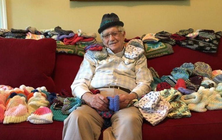 Homem de 86 anos aprende a tricotar para fazer gorros para bebés