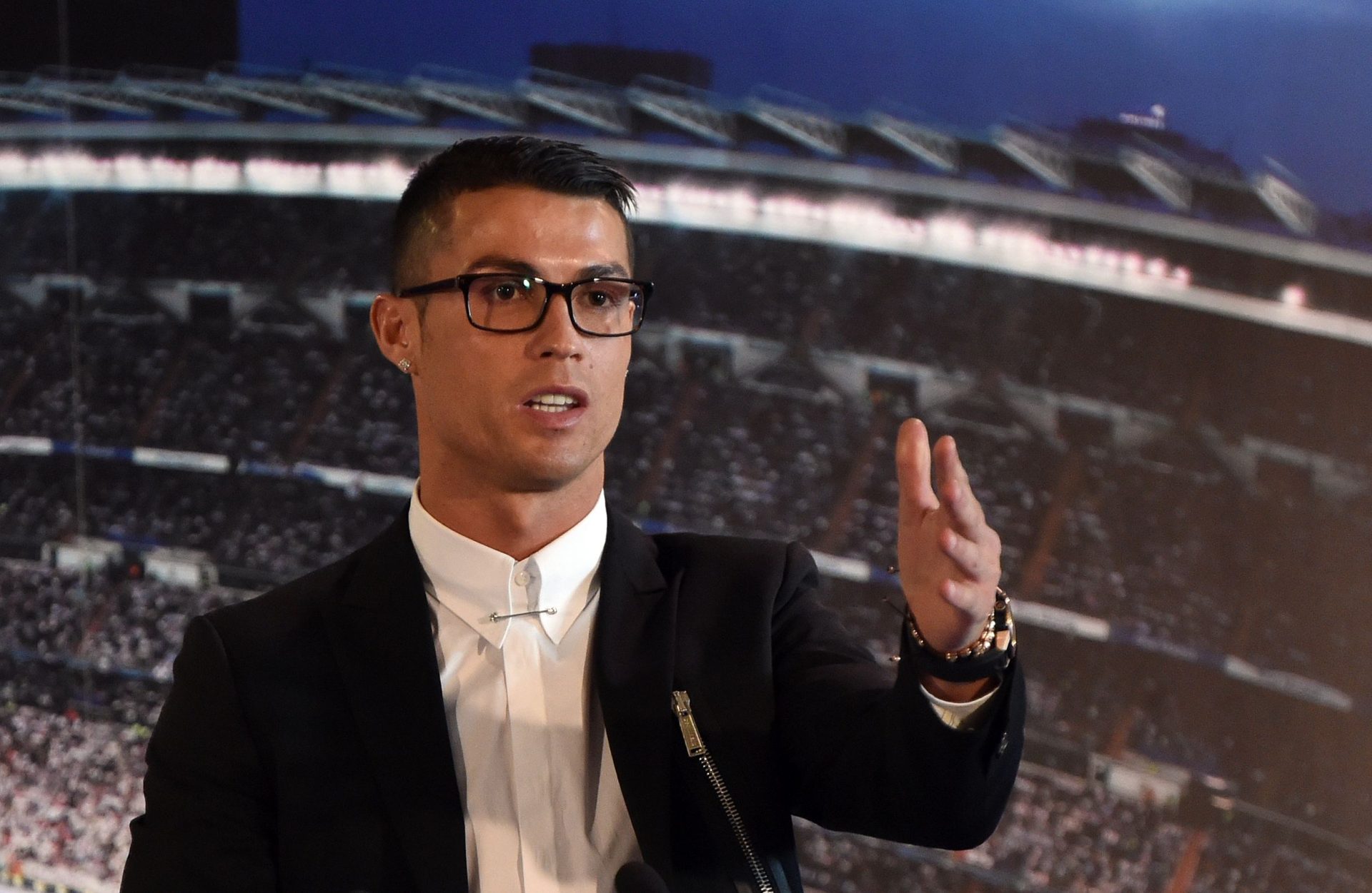 Sabe por que Ronaldo usou óculos no anúncio da renovação pelo Real Madrid?