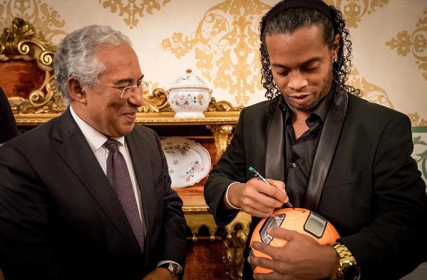 António Costa recebeu bola autografada de Ronaldinho Gaúcho