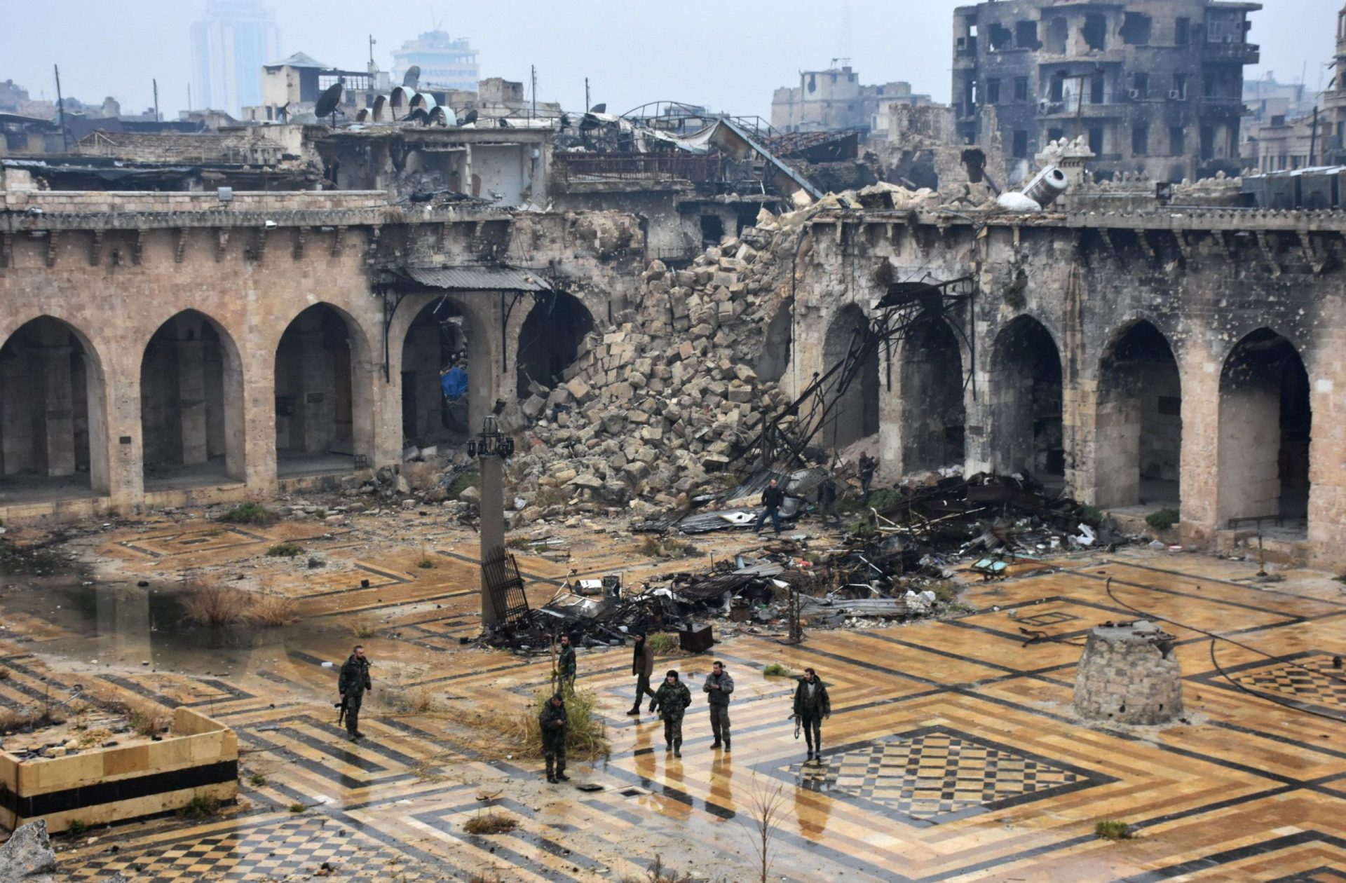 Síria. Regresso das bombas adia evacuação de Alepo