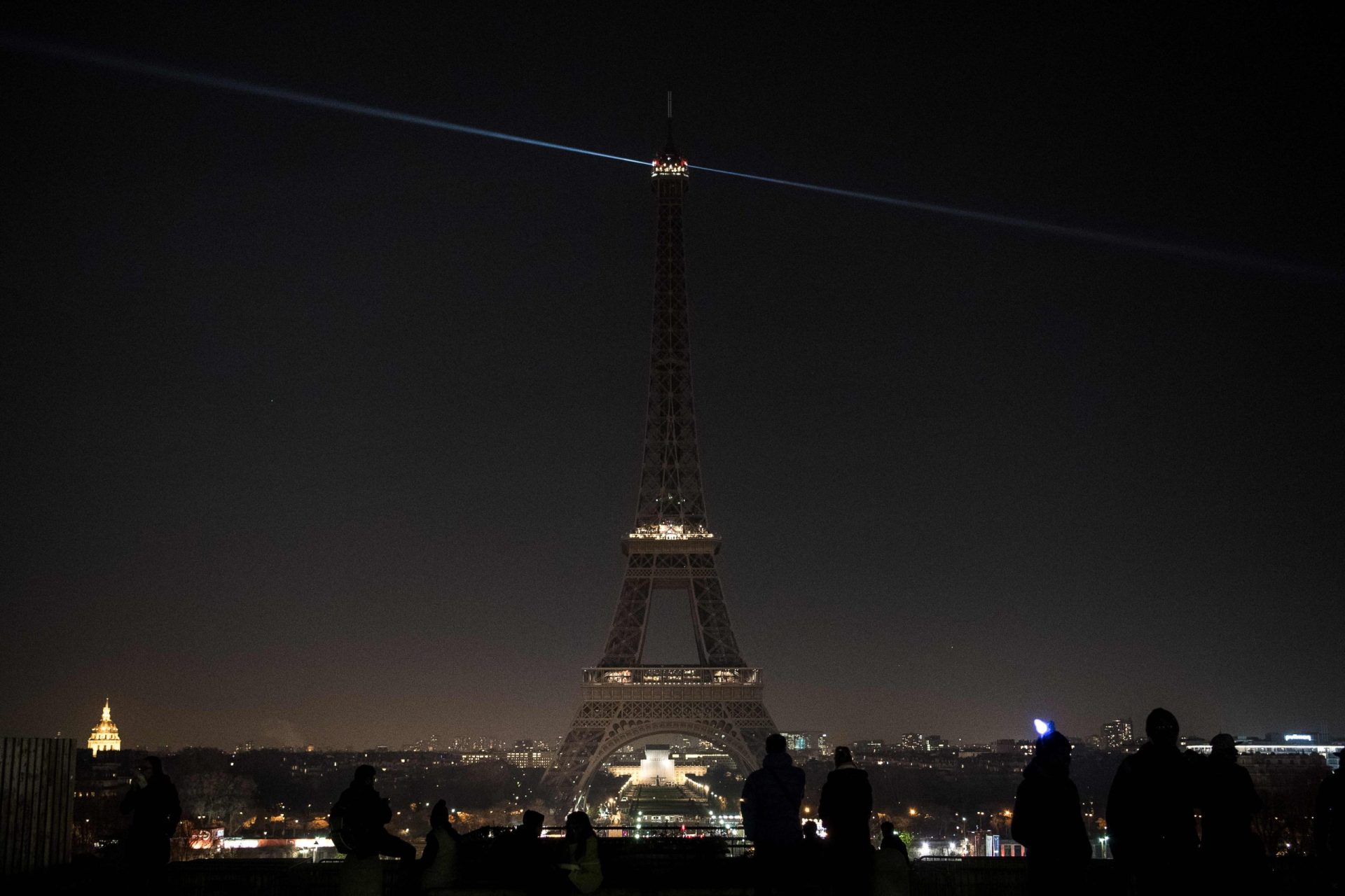 Torre Eiffel às escuras em solidariedade para com Aleppo